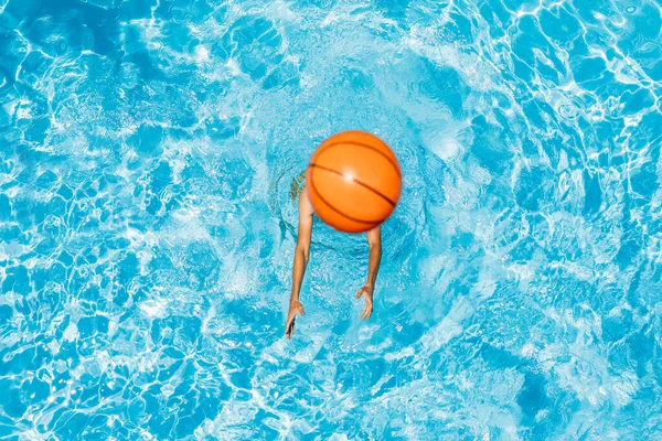 Hombre jugar en la piscina con una pelota de playa —  Fotos de Stock