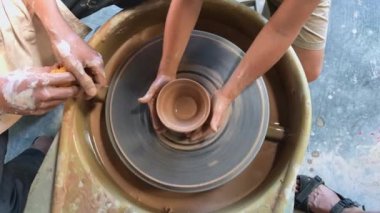 Çömlek kursunda küçük bir çocuk. Telefonla vurulmuş.