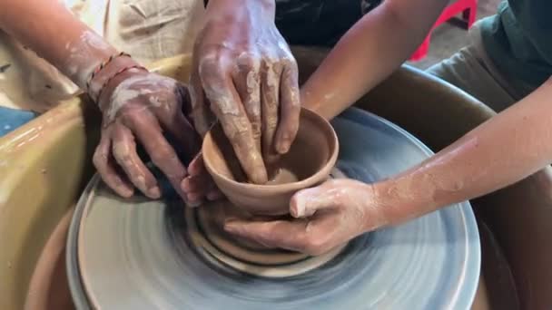 Un petit garçon en cours de poterie. Tourné sur un téléphone — Video