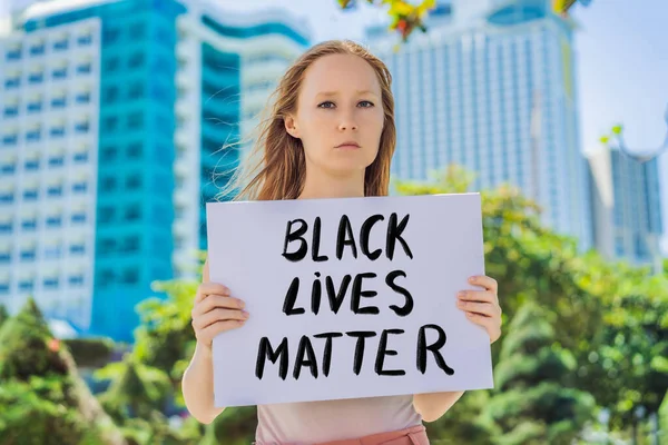 Mujer sostiene un cartel con una inscripción - la vida de los negros importa — Foto de Stock