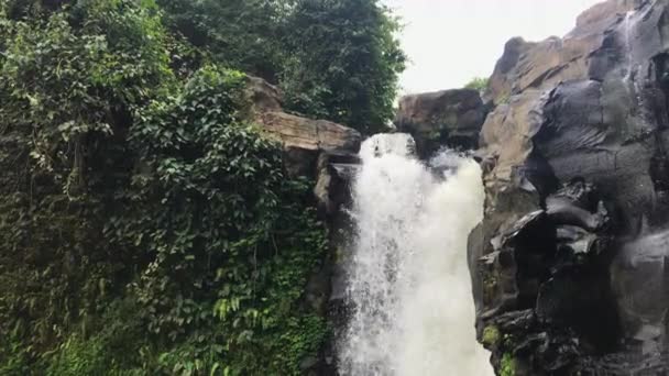 Tegenungan Wasserfall auf der Insel Bali. Schuss auf ein Handy — Stockvideo