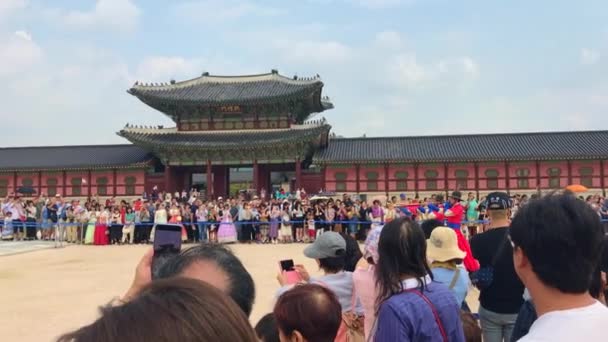 SEOUL, SOUTH KOREA - 31.08.2019: Τελετή αλλαγής φρουράς στο παλάτι Gyeongbokgung. Πυροβολήθηκε στο τηλέφωνο. — Αρχείο Βίντεο