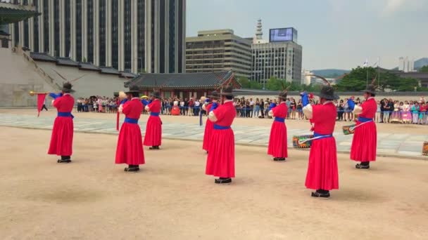 SEÚL, COREA DEL SUR - 31.08.2019: Ceremonia de cambio de guardia en el Palacio Gyeongbokgung. Disparo en un teléfono — Vídeo de stock