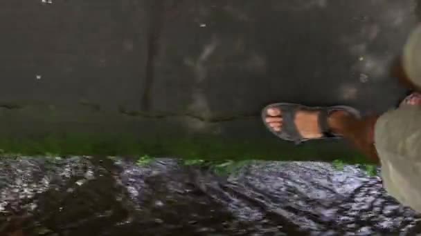 Людина йде по водяному каналу в селі Убуд на острові Балі. Його застрелили по телефону. — стокове відео