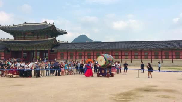 SEÚL, COREA DEL SUR - 31.08.2019: Ceremonia de cambio de guardia en el Palacio Gyeongbokgung. Disparo en un teléfono — Vídeo de stock