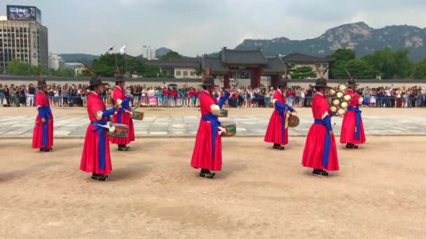 SEOUL, SOUTH KOREA - 31.08.2019: Ceremonia zmiany warty w Pałacu Gyeongbokgung. Strzał z telefonu. — Wideo stockowe