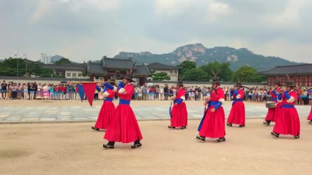 SEOUL, Coreia do Sul 31.08.2019: Cerimônia de mudança de guardas no Palácio Gyeongbokgung. Tiro em um telefone — Vídeo de Stock