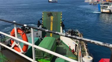 Bali ve Java adaları arasında bir feribot servisi. Telefonla vurulmuş.