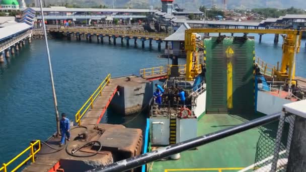 Um serviço de ferry entre a ilha de Bali e Java. Tiro em um telefone — Vídeo de Stock