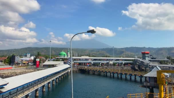 Um serviço de ferry entre a ilha de Bali e Java. Tiro em um telefone — Vídeo de Stock