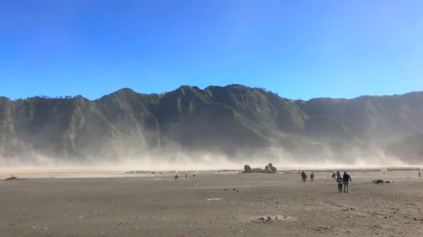 インドネシアのジャワ島の活火山ブロモ火山周辺のいわゆる砂の海。電話で撃たれた — ストック動画