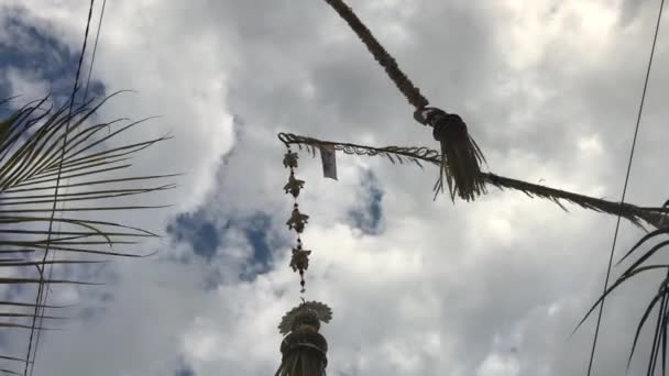 Decoraciones religiosas tradicionales balinesas para la fiesta de GALUNGAN y KUNINGAN. Disparo en un teléfono — Vídeos de Stock