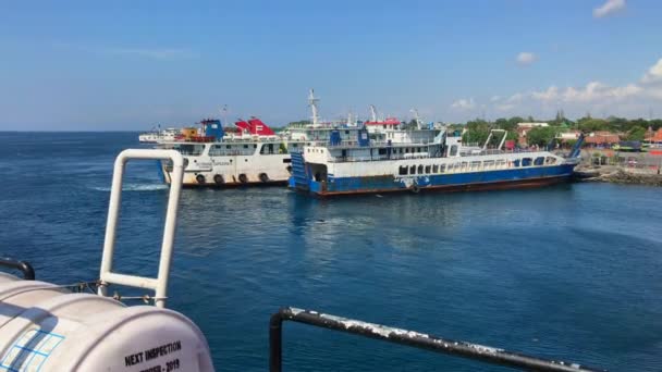 Trajektová služba mezi ostrovem Bali a Jávou. Zastřelen na telefonu — Stock video
