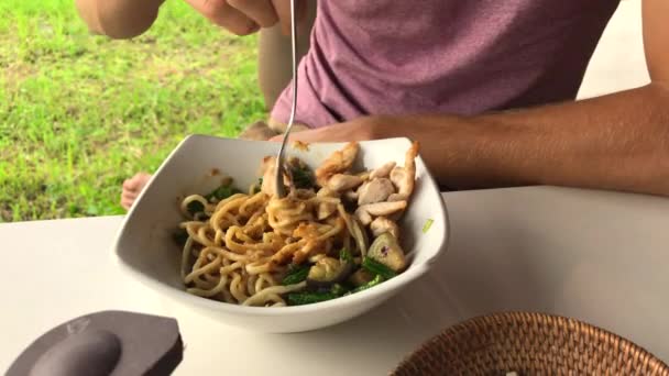 La familia tiene una deliciosa comida en un café con vistas a un campo de arroz verde. Viaje al concepto de Bali. Disparo en un teléfono — Vídeos de Stock