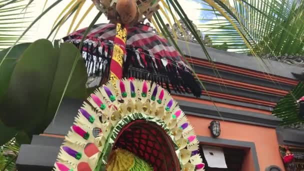 Balinesische traditionelle religiöse Dekoration für GALUNGAN und KUNINGAN Feiertage. Schuss auf ein Handy — Stockvideo