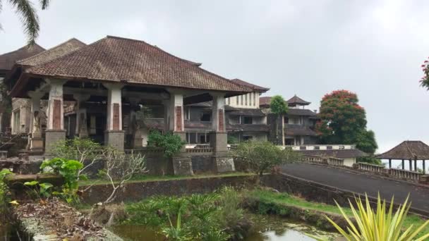 Aşa-numitul hotel abandonat de pe insula Bali. Împușcat pe un telefon — Videoclip de stoc