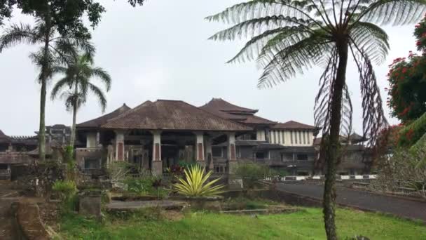 Das so genannte Verlassene Hotel auf der Insel Bali. Schuss auf ein Handy — Stockvideo