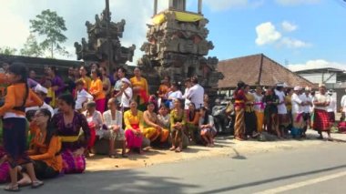 BALI, INDONESIA - 20.08.2019: Bali adasında geleneksel dini kutlamalar. Telefonla vurulmuş.