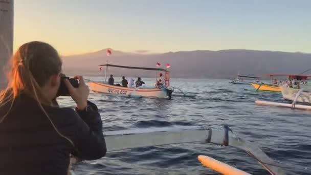 BALI, INDONÉSIA 28.08.2019: Um passeio ao nascer do sol para conhecer golfinhos. Tiro em um telefone — Vídeo de Stock