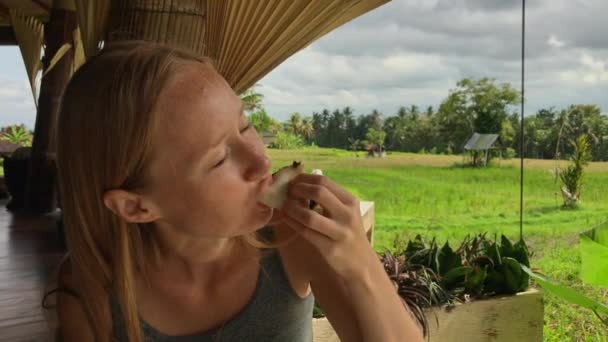 Die Familie bei einer köstlichen Mahlzeit in einem Café mit Blick auf ein grünes Reisfeld. Reisen nach Bali Konzept. Schuss auf ein Handy — Stockvideo