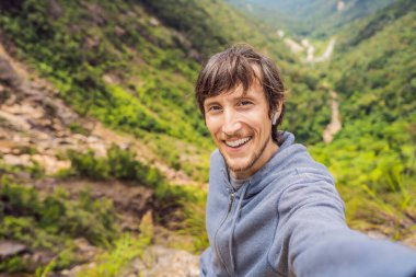 Kayalıklarda gezen bir adam. Uçurumdan vadinin manzarası, Vietnam, Da Lat