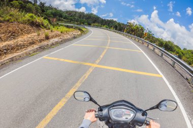 Bulutlu bir havada, yılanlı bir yolda motosiklet sürüyor. Vietnam, Dalat