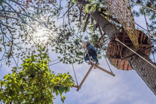 Macera halat parkında güvenlik ekipmanlarıyla genç çekici bir kadın. — Stok fotoğraf