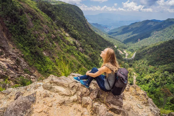 Bir kayanın üzerinde kadın yürüyüşçü. Uçurumdan vadinin manzarası, Vietnam, Da Lat — Stok fotoğraf