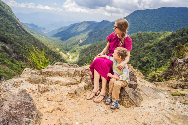 Anne ve oğul bir kayanın üzerinde yürüyüş yapıyorlar. Uçurumdan vadinin manzarası, Vietnam, Da Lat — Stok fotoğraf