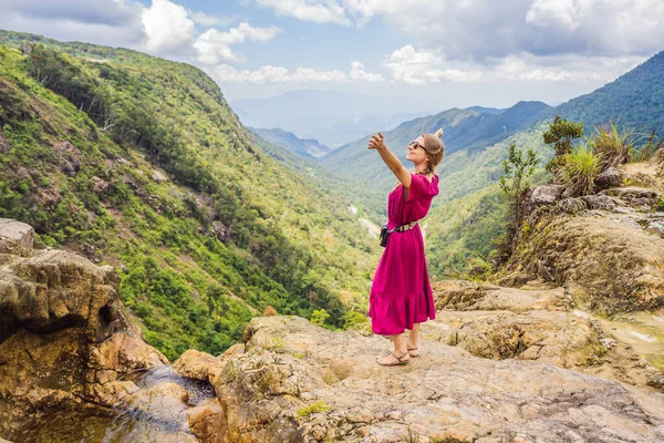 Женщина-турист на камне. Вид на ванну со скалы, Вьетнам, Лат — стоковое фото