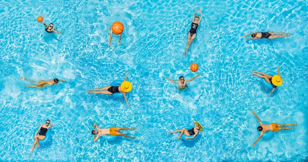 Γυναίκα με μαύρο μαγιό που κολυμπάει σε μια γαλάζια πισίνα — Φωτογραφία Αρχείου