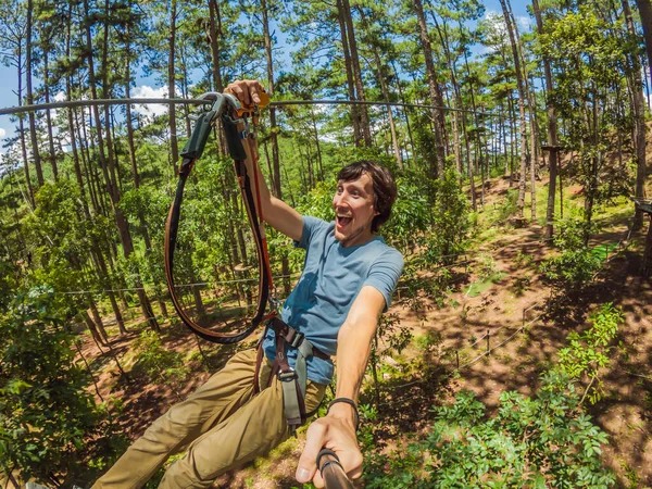 年轻迷人的男子在冒险绳公园的安全设备 — 图库照片