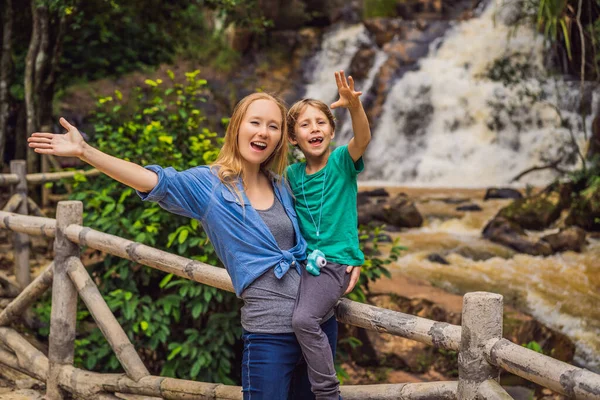 Anne ve oğlu yazın Dalat, Vietnam 'da şelale manzarasının arka planında. — Stok fotoğraf