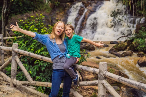 Мама и сын на фоне величественного пейзажа водопада летом в Далате, Вьетнам — стоковое фото