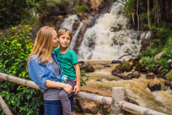 Máma a syn na pozadí Majestic krajiny vodopádu v létě v Dalat, Vietnam — Stock fotografie