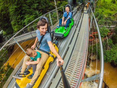 Baba ve oğul alp treninde.