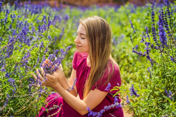 Bella donna rilassante nel campo di lavanda guardando il tramonto — Foto Stock