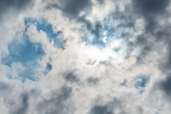 Eclipse solaire dans le ciel bleu parmi les nuages — Photo