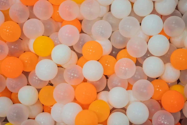 Bolas de plástico de colores en la piscina de la sala de juegos. Piscina para divertirse y saltar en bolas de plástico de colores —  Fotos de Stock