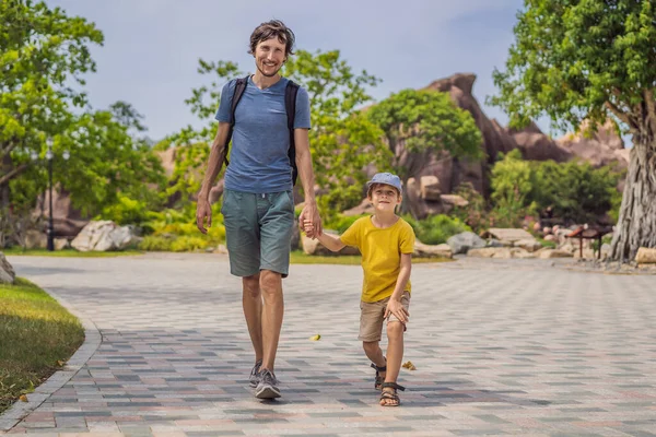 행복 한 아버지와 아들은 자연 속을 걸어 다닌다 — 스톡 사진