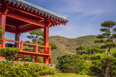 Japon bahçesinde Japon kırmızı çardağı