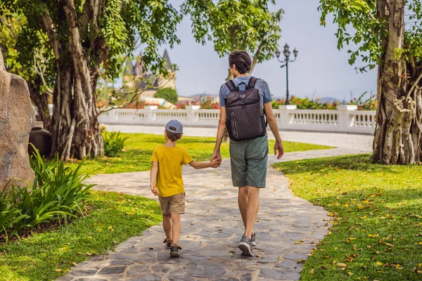 Pai feliz e filho caminham na natureza — Fotografia de Stock
