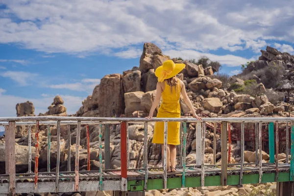 Reisenden Frau Freude Spaß entspannen auf Holzbrücke suchen schöne Zielinsel. Tourismus Naturlandschaften Asien, Tourist im Sommerurlaub — Stockfoto