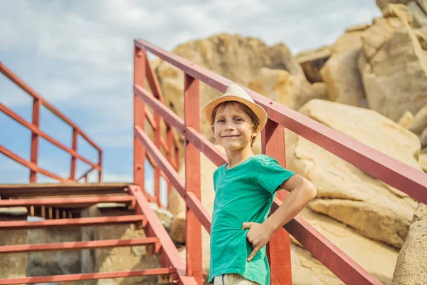Little boy on boardwalk with stairs to the beach, vacation concept — Stock Photo, Image