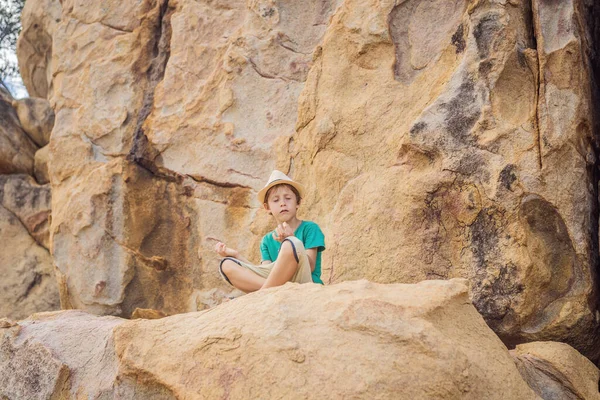 Menino escalando em uma rocha, conceito de férias — Fotografia de Stock