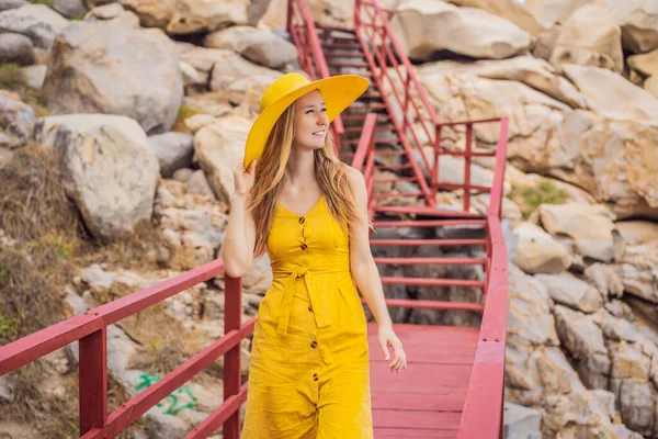 Reiziger vrouw vreugde plezier ontspannen op houten brug op zoek naar mooie bestemming eiland. Toerisme natuur landschap Azië, Toerisme op zomervakantie — Stockfoto