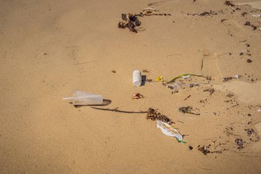 Sahilde çöp, çevre kirliliği konsepti