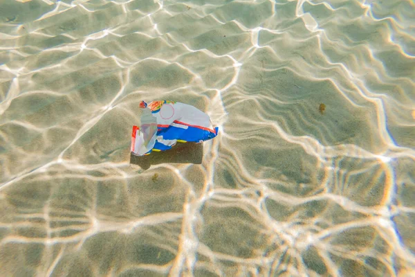 Fond créatif, sac en plastique flottant dans l'océan, un sac dans l'eau. Le concept de pollution de l'environnement, plastique non décomposable, augmentation des débris dans les océans du monde — Photo