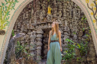 Chua Tu Van tapınağındaki kadın turist deniz kabuğu ve mercanlardan ya da ejderha labirentinden yapılmış. Vietnam 'a Seyahat Kavramı