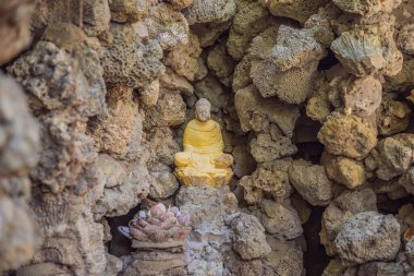 Deniz kabuğu ve mercanlardan ya da ejderha labirentinden yapılmış Chua Tu Van tapınağı. Vietnam 'a Seyahat Kavramı